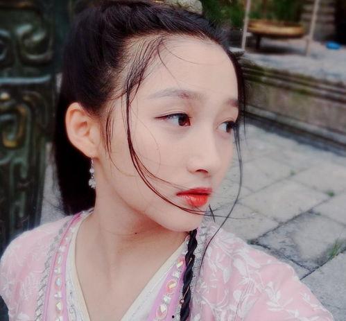 关晓彤吃瓜脸,揭秘明星们的“表情包”魅力