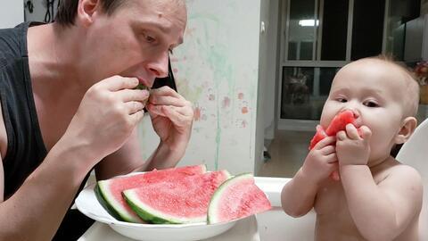 小孩吃瓜被抢,小孩吃瓜遭遇抢夺事件