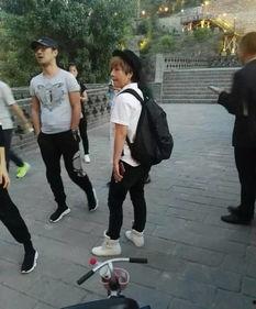 吵架和吃瓜小孩