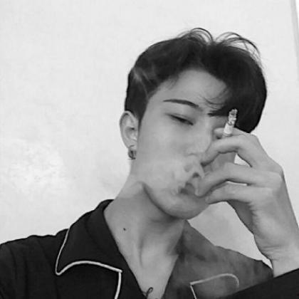 低头吃瓜头像男生霸气,低头吃瓜男生的霸气风采