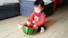 扫地阿姨吃瓜视频,吃瓜视频引发网友热议