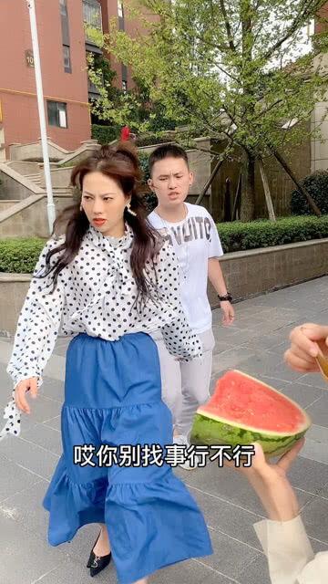 吵架众人吃瓜,吃瓜群众围观吵架现场