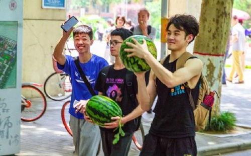 吃瓜我们学校,揭秘我校吃瓜大事件！”